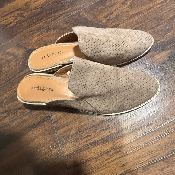 Indigo Road slip ons Suede size 5.5 M. Small spot on hill. See pics - Picture 5 of 7